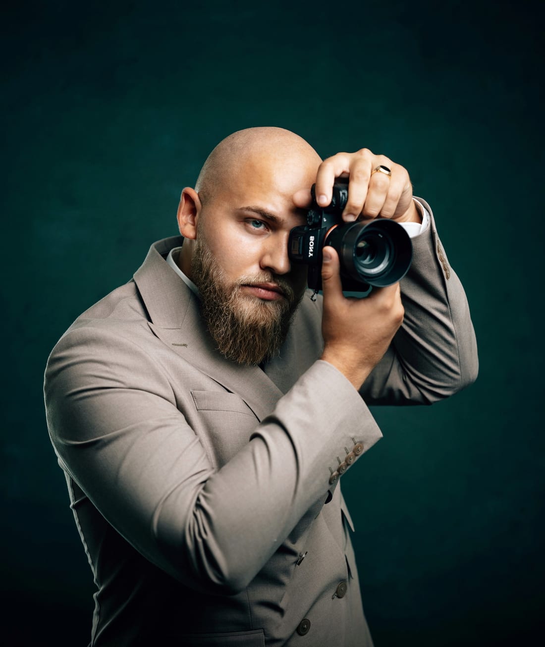 Fotograf und Filmemacher Alex Kardos mit seiner Kamera