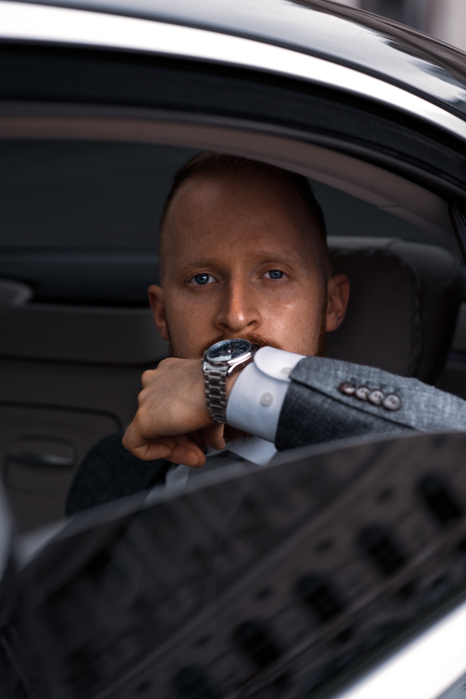 Portrait eines Mannes durch das Autofenster