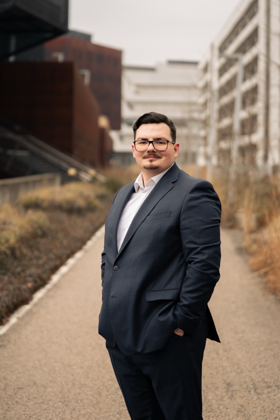 Businessportrait vor moderner Architektur