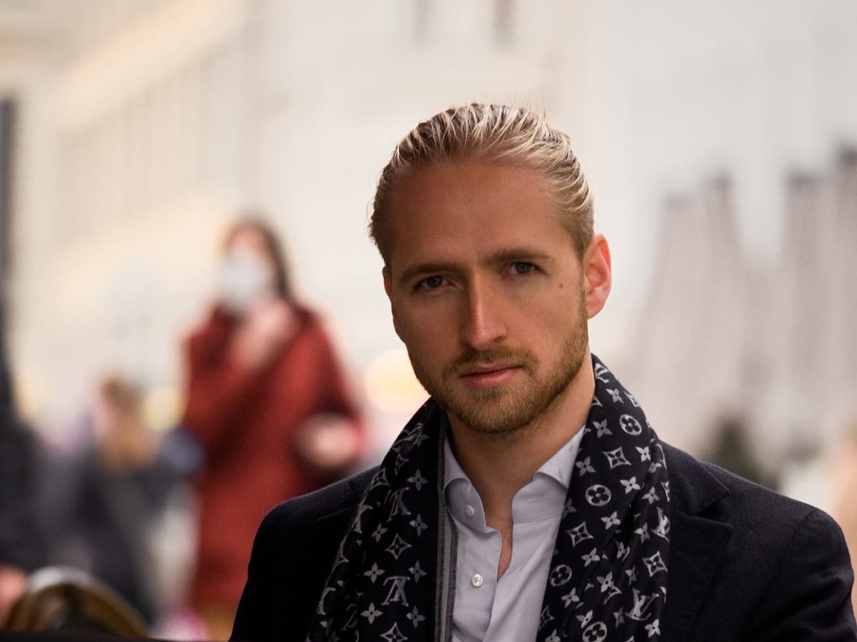 Businessportrait eines Mannes im Café in Wien
