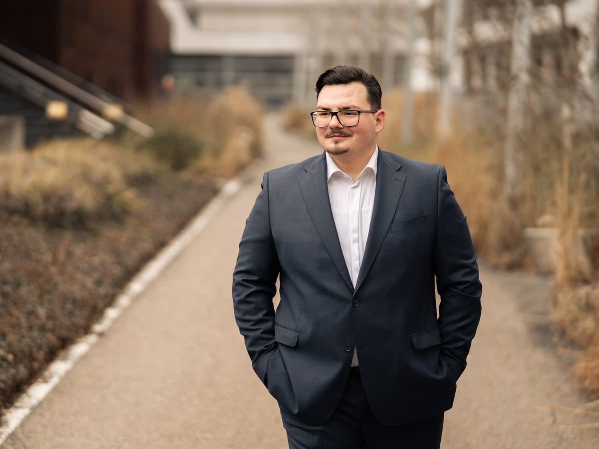 Personal-Branding-Foto: Mann im Anzug auf einem Weg in Wien